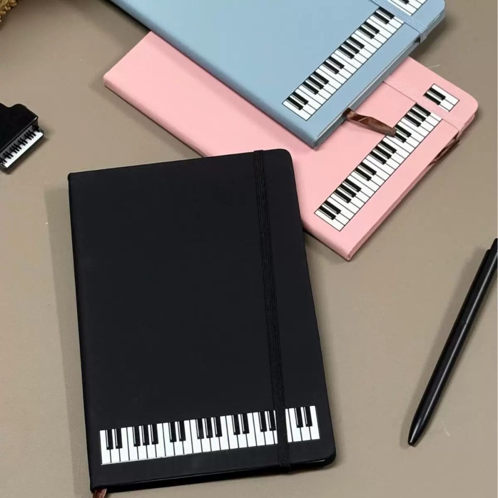 Blank Sheet Music Notebook - Notatnik z motywem muzycznym, dziennik w